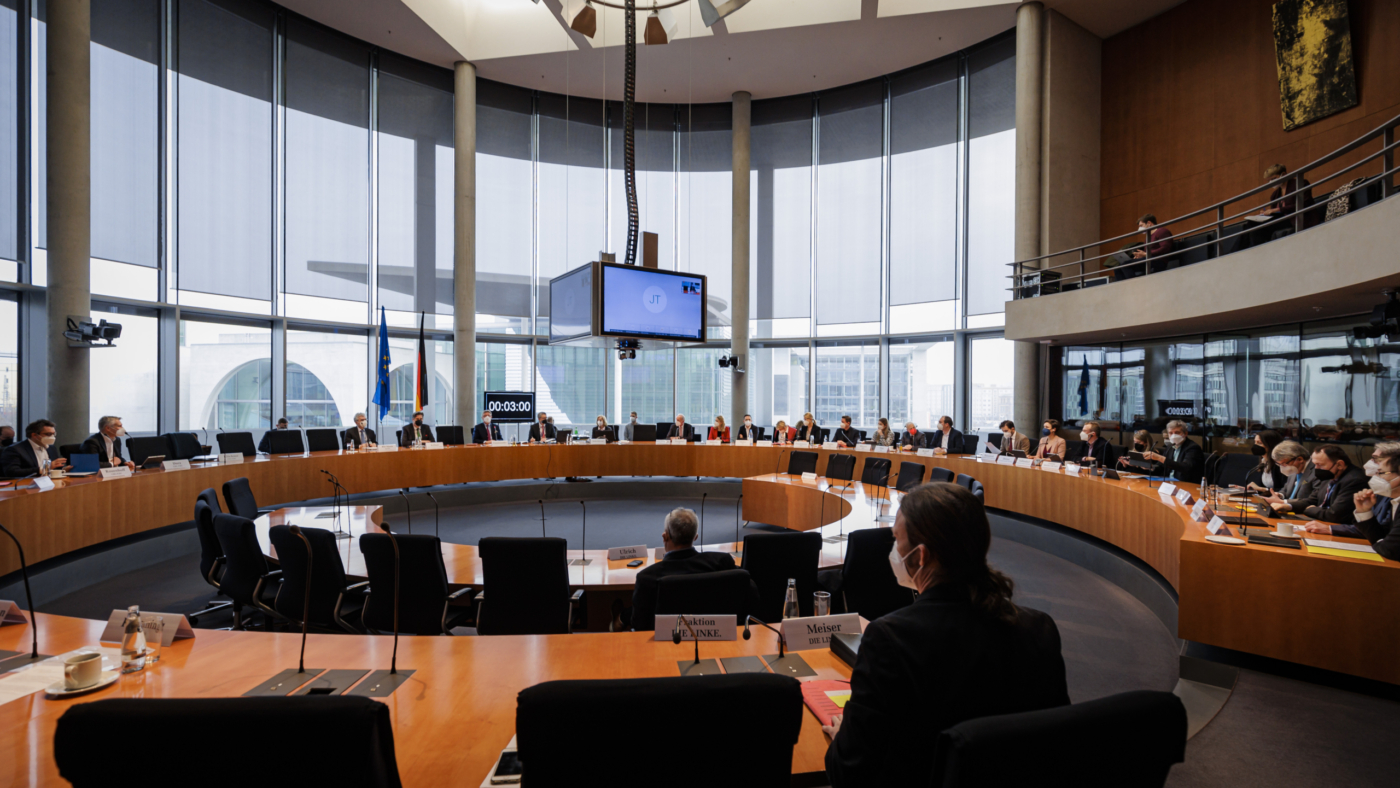 2. Sitzung des Wirtschaftsausschusses des Deutschen Bundestages im Europasaal des Paul-Löbe-Hauses. Blick in den Saal.
